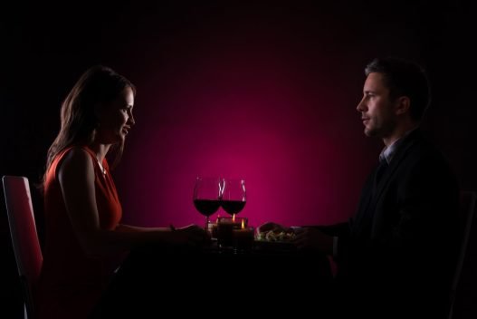 Par der spiser på restaurant i mørke