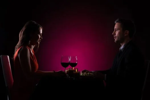 Par der spiser på restaurant i mørke